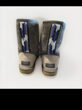 UGG SERAPE Classic Short Boots in   Gray with BEADED Back detail. Size 7 clean!